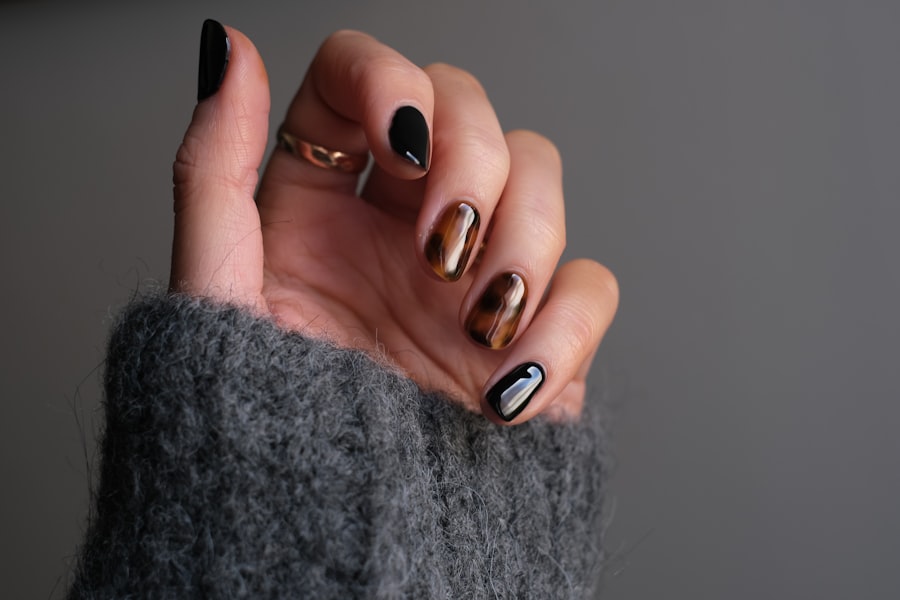 Cat-eye shimmer nails